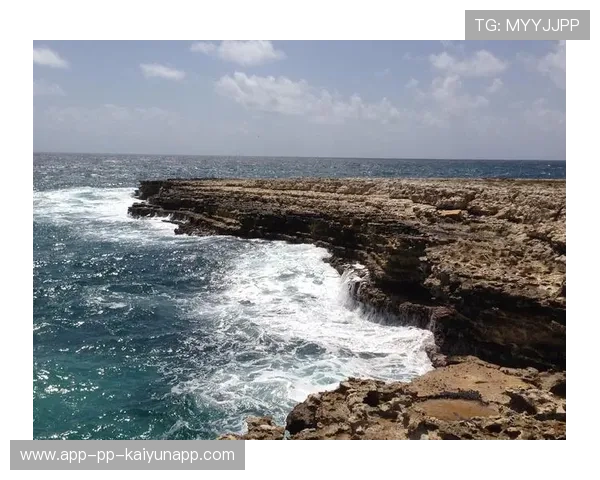 安提瓜海滩排球比赛吸引众多游客，安提瓜旅游