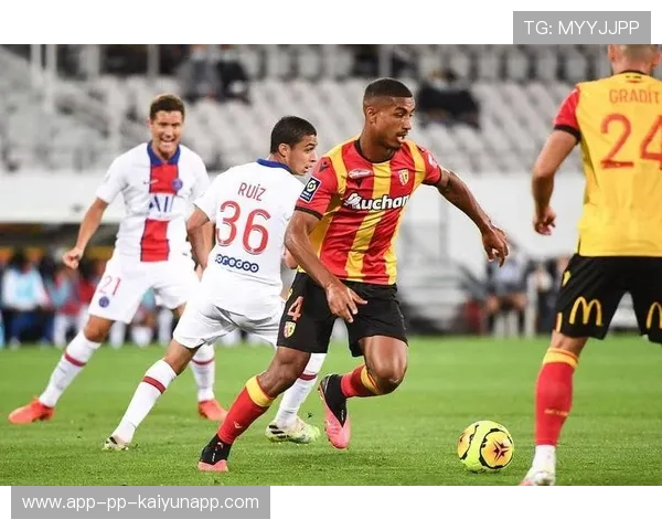 里昂边后卫插上助攻,禁区包抄差一步,里昂右后卫 里昂边后卫插上助攻,禁区包抄差一步,里昂右后卫